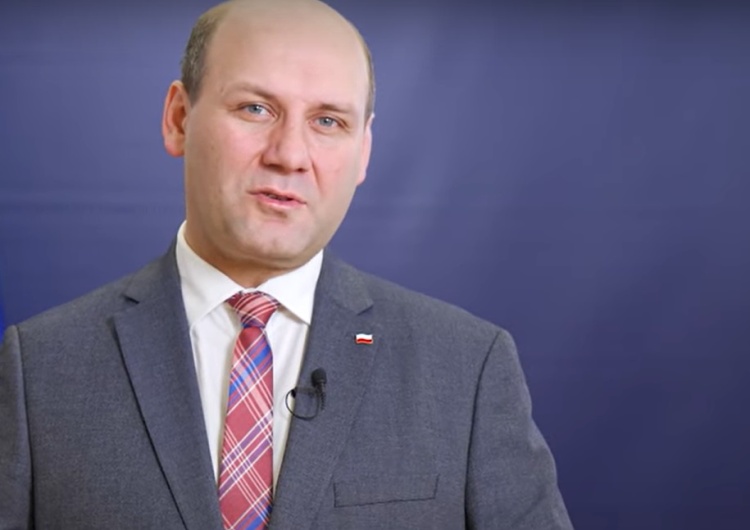 Szymon Szynkowski vel Sęk „Nie odstąpimy”. Minister ds. europejskich jedzie do Brukseli i dementuje informacje o „ustępstwach wobec KE”
