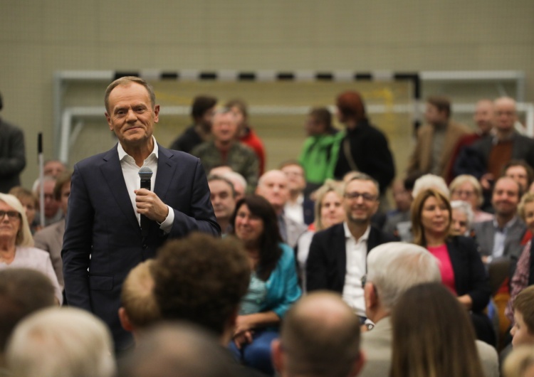 Donald Tusk  „Ja na pana patrzeć nie mogę”. Uczestnik spotkania z Tuskiem nie przebierał w słowach [WIDEO]