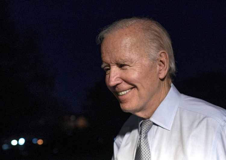 Joe Biden  „O, to jest czarne”. Joe Biden potknął się na scenie [WIDEO]