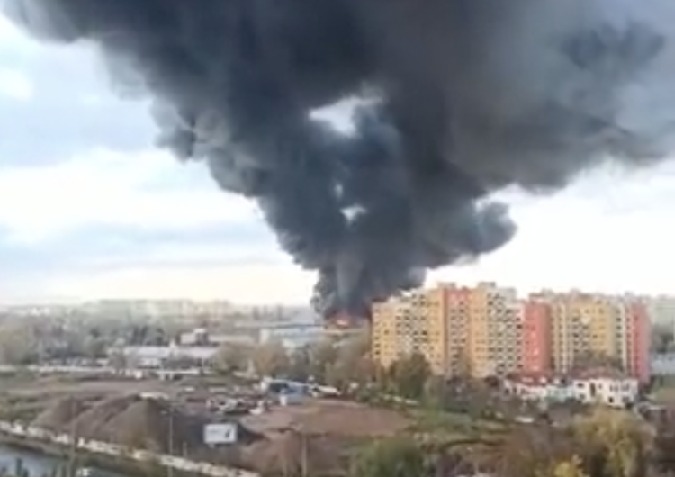 pożar we Wrocławiu Kłęby czarnego dymu nad Wrocławiem. Płonie hala produkcyjna [WIDEO] 