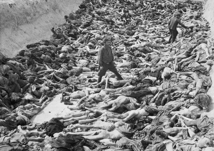 KL Bergen-Belsen. Lekarz obozowy, dr Fritz Klein, stoi w masowym grobie w obozie Belsen.