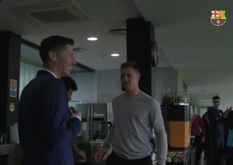 Robert Lewandowski To nagranie stało się viralem. Oto, co zrobili piłkarze Barcelony, gdy pojawił się Robert Lewandowski