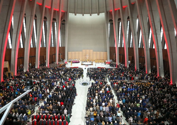 Obchody setnej rocznicy odzyskania niepodległości w Świątyni Opatrzności Bożej w Warszawie Warszawa: Msza św. w intencji Ojczyzny i pochówek trzech Prezydentów RP na uchodźstwie