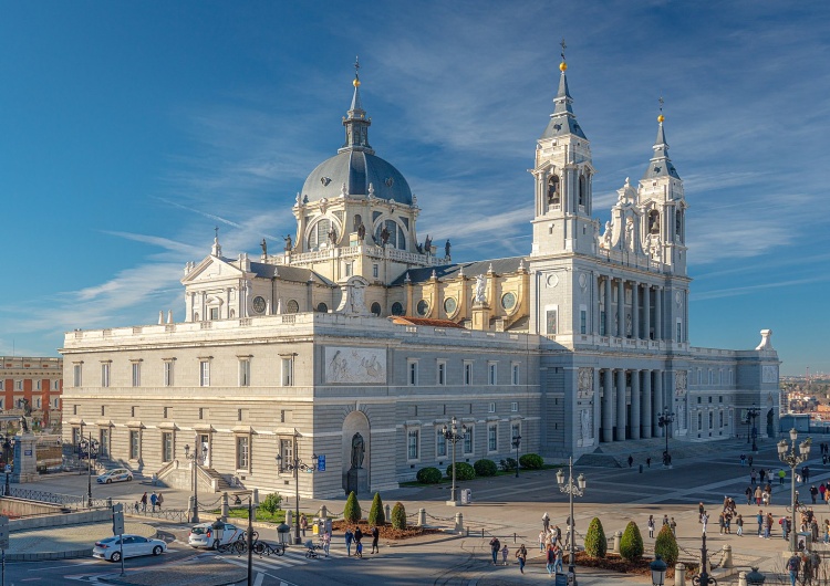 Katedra Almudena w Madrycie Kaplica poświęcona św. Janowi Pawłowi II w katedrze Almudena w Madrycie. Pierwsza na świecie stołeczna katedra z taką kaplicą