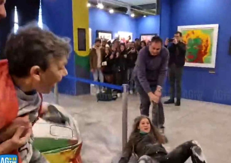 Protest aktywistów we Włoszech Kolejna akcja włoskich aktywistów. Zaatakowali mąką dzieło Warhola [WIDEO]