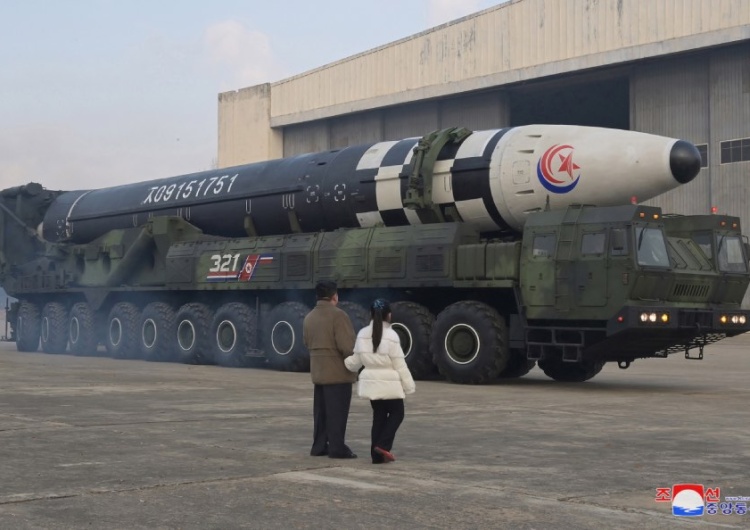 Kim Dzong Un po raz pierwszy pokazał swoją córkę. Świat obiegły zdjęcia