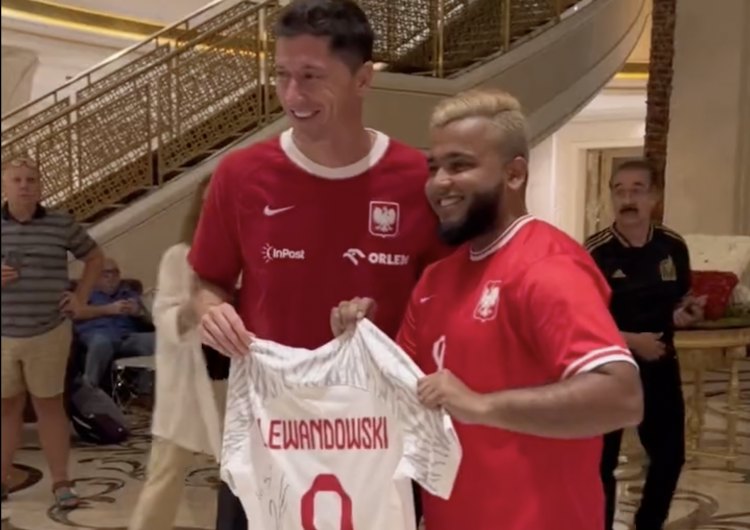 Robert Lewandowski z kibicem „Od teraz w połowie jestem Polakiem!” Słynny kibic zabrał głos po spotkaniu z Robertem Lewandowskim