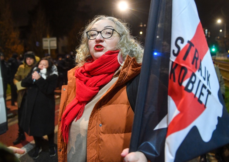 Marta Lempart „Rzygać mi się chce”. Lempart protestuje pod domem Jarosława Kaczyńskiego
