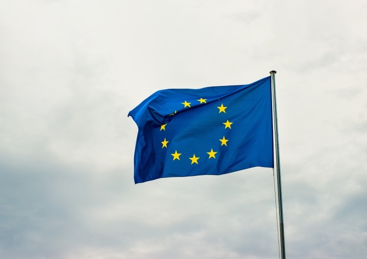 Flaga Unii Europejskiej Komisja PE wykreśliła stwierdzenie, że „Polska ponosi największy ciężar pomocy Ukraińcom”