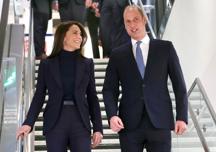 Książę William i Kate Middleton Tak książę William i Kate Middleton zachowywali się na pokładzie samolotu