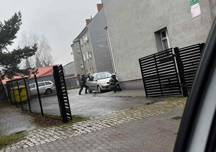Akcja CBŚP w Zabrzu Akcja CBŚP w Zabrzu. Uzbrojony mężczyzna zabarykadował się w mieszkaniu