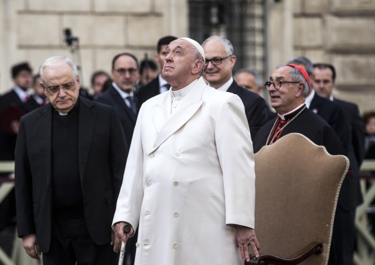 Papież Franciszek Papież: Kościół i społeczeństwo muszą wysłuchać ludzi pracy; zachęcam byście stanowili zaczyn solidarności