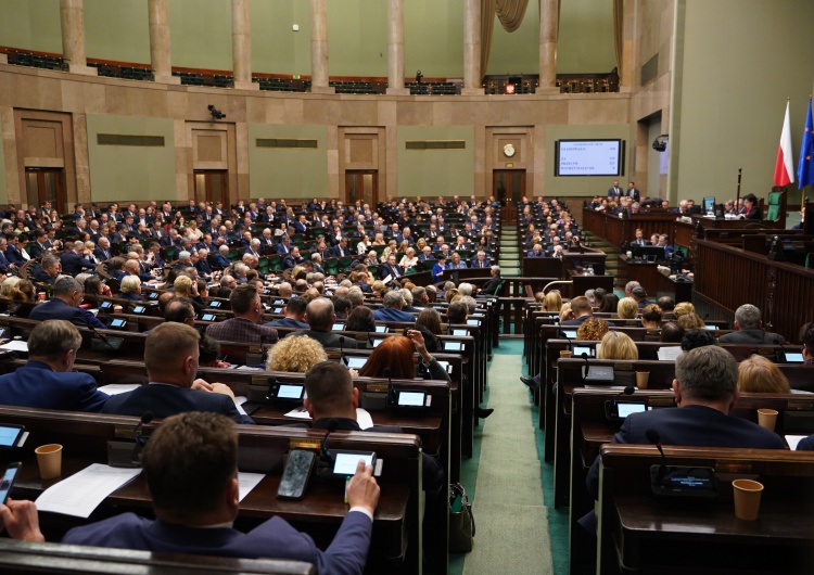 Obrady Sejmu RP [najnowszy sondaż] PiS ze spadkiem, choć dalej z wyraźną przewagą. Lewica i PSL poza Sejmem