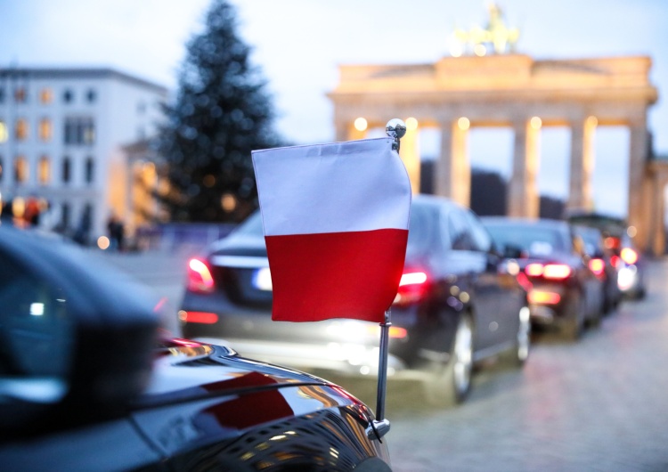 Limuzyna wioząca Prezydenta Andrzeja Dudę na tle Bramy Brandenburskiej Niemieckie media piszą o „odprężeniu w stosunkach polsko-niemieckich” po wizycie prezydenta Dudy