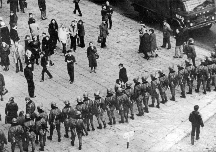 stan wojenny Kapelan internowanych: Skutki stanu wojennego były dla nas bardzo bolesne, ale i ze zła może wyrosnąć dobro