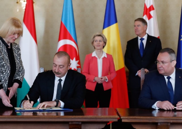 Prezydent Azerbejdżanu Ilham Aliev podpisuje dokumenty wraz z premierem Rumunii Nicolae Ciucą Azerbejdżan będzie przesyłał energię do Europy przez kabel na dnie Morza Czarnego. Podpisano umowę