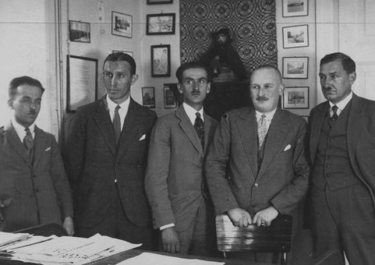 Redakcja dziennika „Słowo”: Bolesław Wit-Święcicki, Witold Tatrzański, Józef Mackiewicz, Kazimierz Luboński, Hartung, ok. 1937 [Wiedo] Film fabularny IPN o Józefie Mackiewiczu „Czarny sufit”