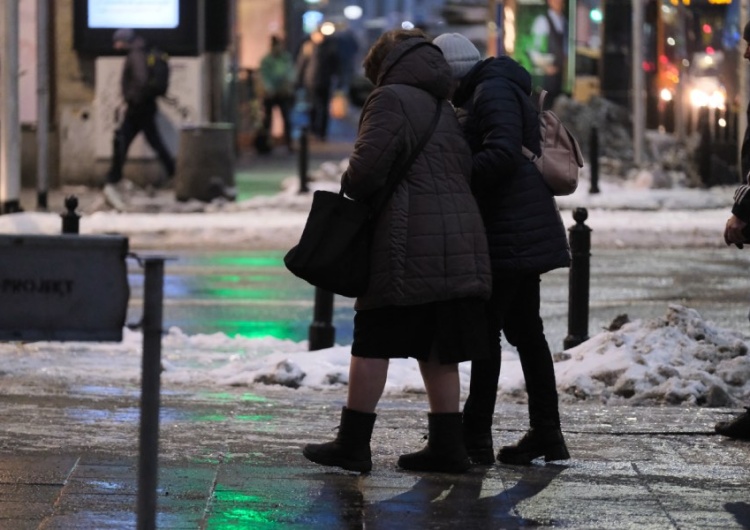 20.12.2022. Oblodzone chodniki w centrum Warszawy W Warszawie zabrakło karetek, zginął 38-latek. Fatalna sytuacja w stolicy