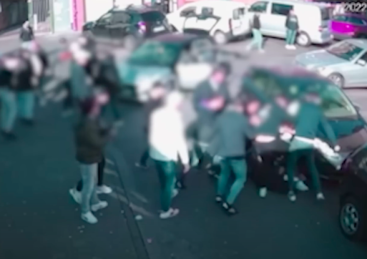 Grupa około 30 mężczyzn skatowała Senada H. Lincz w Niemczech. Policja publikuje wstrząsające nagranie
