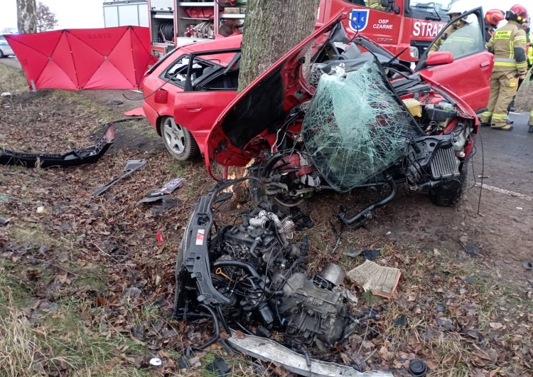 Wypadek pod Człuchowem Dramatyczny wypadek pod Człuchowem. Auto kompletnie zmiażdżone