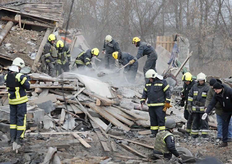 Zniszczony dom po rosyjskim ataku rakietowym na przedmieściach Kijowa Ukraina: Silne eksplozje w centrum Kijowa. Jedna osoba nie żyje