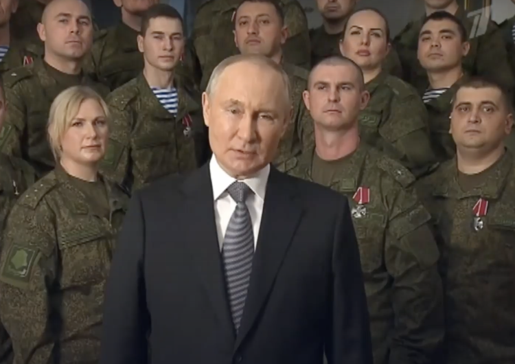 Władimir Putin Putin wygłosił noworoczne orędzie. Tajemnicza kobieta za jego plecami