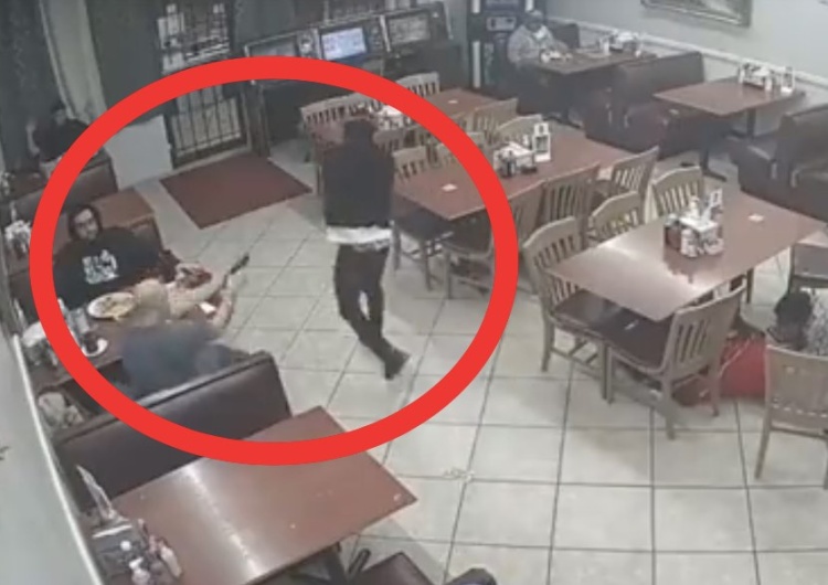 W pewnym momencie jeden z klientów wyciągnął broń i otworzył ogień  Napadł na restaurację i chciał obrabować klientów. Nie tylko on miał broń [WIDEO]