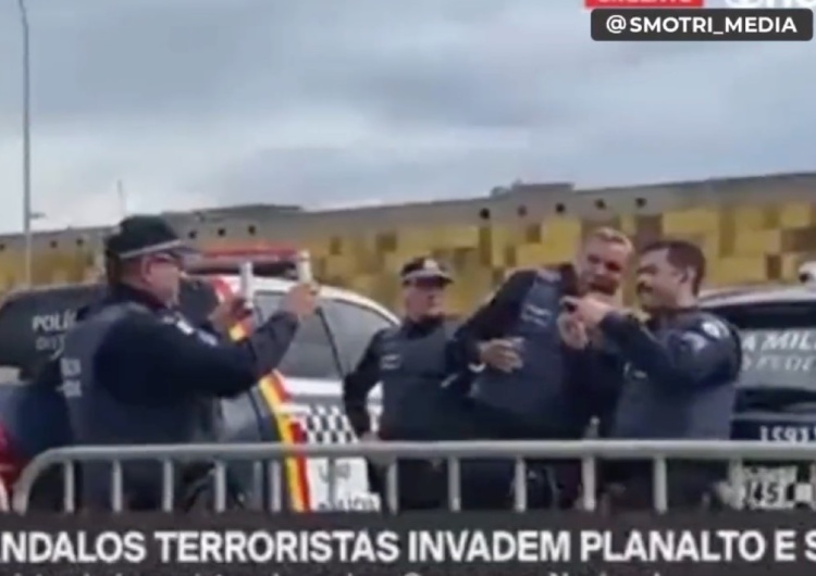  To nagranie daje do myślenia. Brazylijskie budynki rządowe w rękach demonstrantów. Policja z protestującymi? [VIDEO]