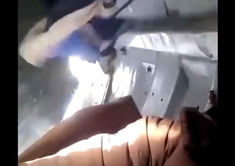 Awaria rosyjskiego samolotu Awaria rosyjskiego samolotu An-26. W czasie lotu wypadła część bagaży [WIDEO]