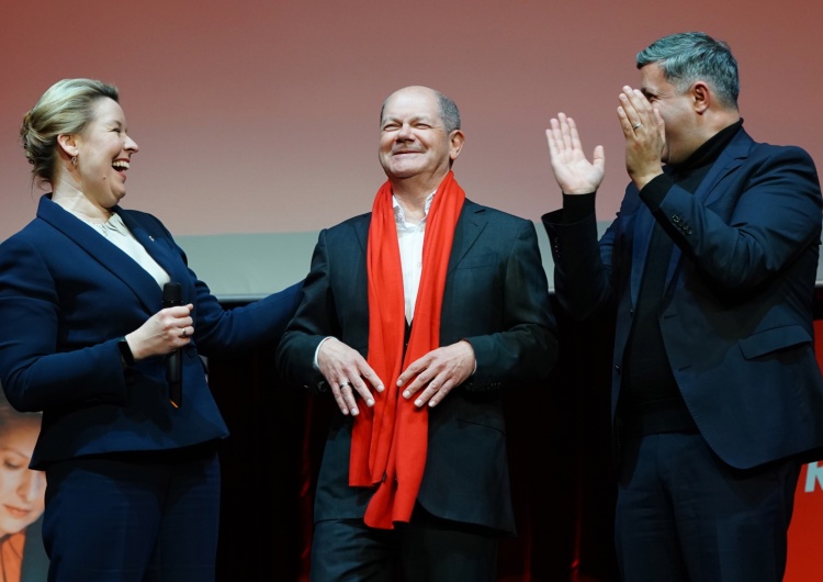 Kanclerz Niemiec Olaf Scholz Scholz: „Niemcy są w czołówce we wspieraniu Ukrainy, także w dostawach broni”