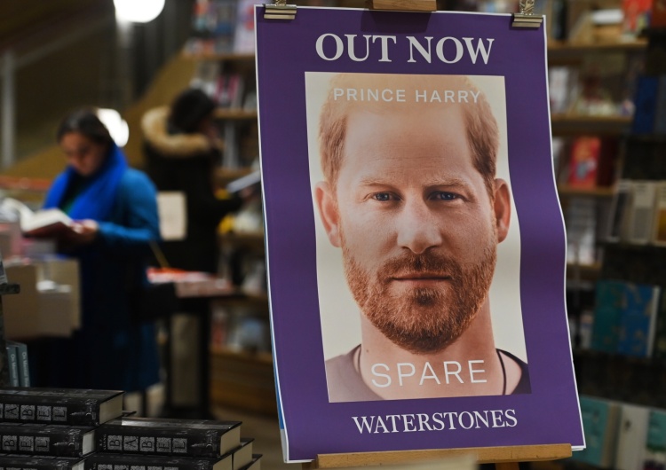 Pamiętnik księcia Harry'ego „SPARE” „Książę Harry strollowany”. Tajemnicza ciężarówka przed Pałacem Buckingham