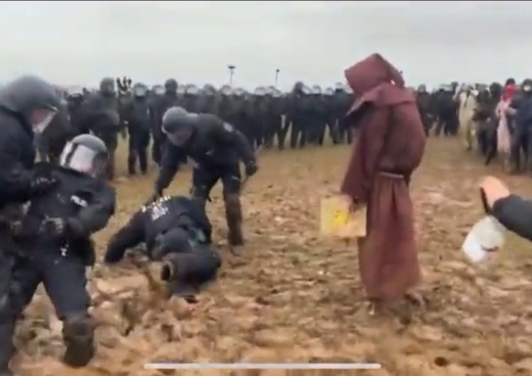  Niemiecka policja walczy z ekologami i błotem. To nagranie podbija sieć [VIDEO]