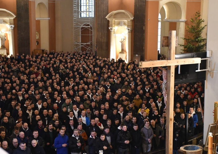 Wojownicy Maryi w bydgoskiej bazylice „Bogurodzica” w wykonaniu Wojowników Maryi w Bydgoszczy. Ciarki [WIDEO]