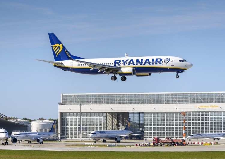 Samolot linii Ryanair Szokujący wpis księdza nt. podróży Ryanairem. „Leciałem dziurawym samolotem”. Jest odpowiedź linii lotniczych