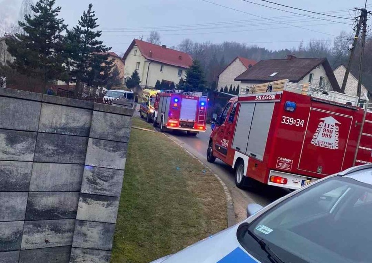 Wypadek busa Wypadek busa wiozącego przedszkolaki. Jedno z dzieci wypadło przez okno