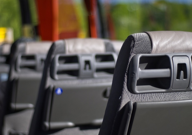 autobus Autokar z dziećmi wypadł z drogi. Uderzył w busa i staranował ogrodzenie