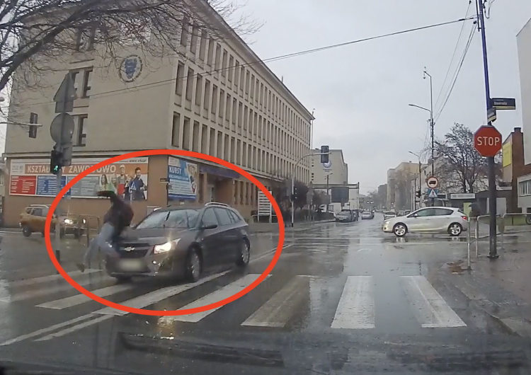wypadek Policja publikuje wstrząsające nagranie z potrącenia pieszego [WIDEO] 