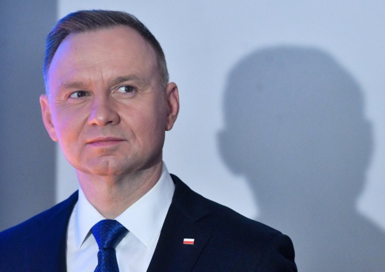Prezydent Andrzej Duda w Davos Poseł Solidarnej Polski: „Andrzej Duda najpierw mówi o tym, że nikt nie będzie nam pisał ustaw w obcych językach, a potem...”