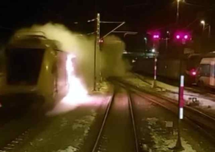 Pociąg widmo  Pociąg widmo. Płonący skład bez kontroli na torach [WIDEO]