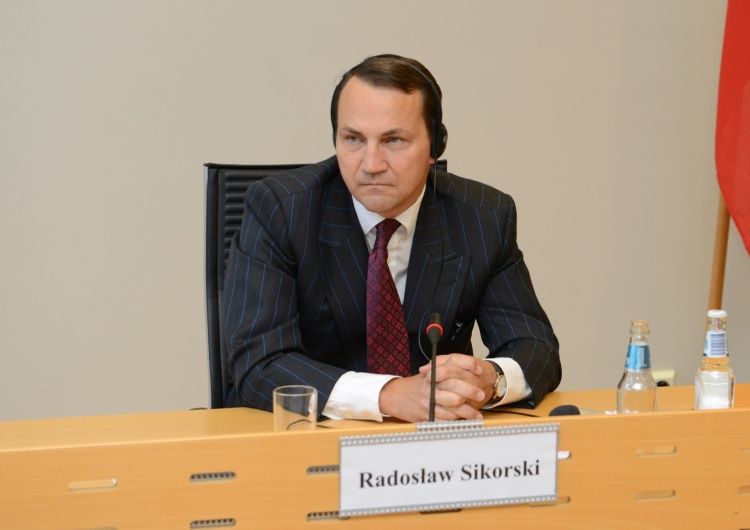 Radosław Sikorski „Myślę tak samo”. Politycy PO bronią haniebnych słów Sikorskiego [WIDEO]