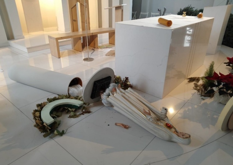 Profanacja w Wielkopolsce. Nieznany sprawca utopił figurkę Jezusa w chrzcielnicy
