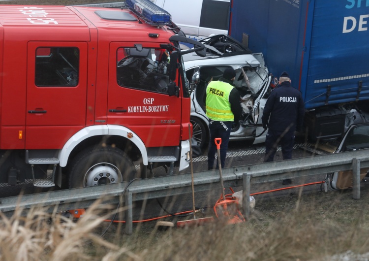 Wypadek na S8 Dramat na S8. Porsche wbiło się w ciężarówkę. Nie żyją trzy osoby