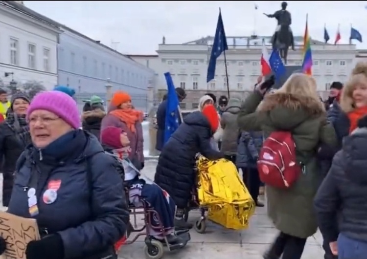  „Modlę się do Pana, żeby zabrał karakana”. Uliczna opozycja pod Pałacem Prezydenckim [VIDEO]