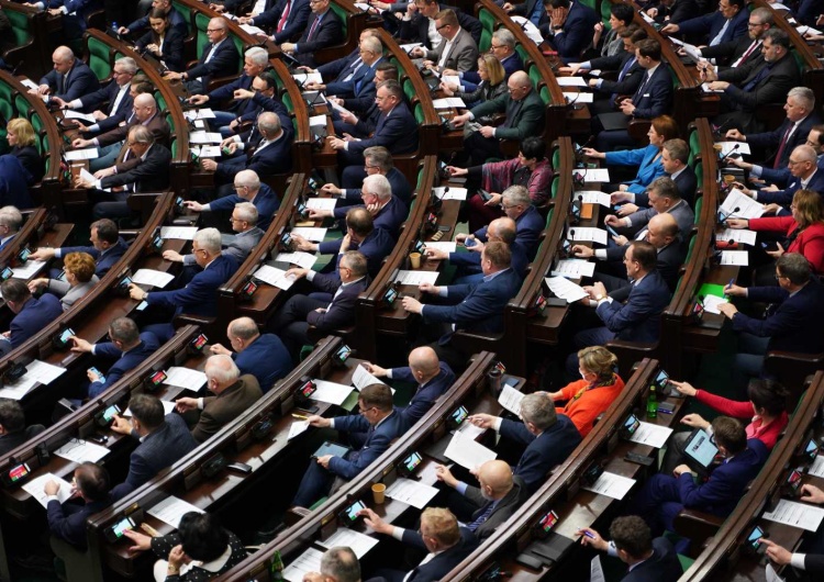 Obrady Sejmu RP [najnowszy sondaż] Jak chcą głosować Polacy? PiS może mieć powody do zadowolenia