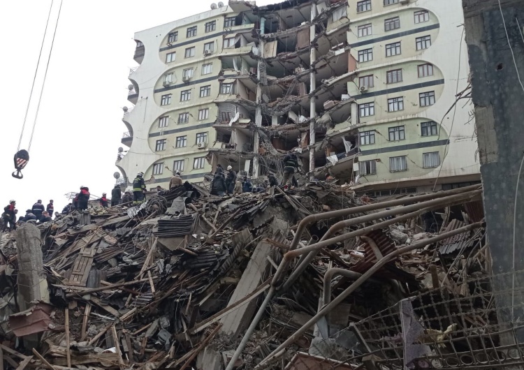 Trzęsienie ziemi w Turcji Katastrofa w Turcji. Polscy strażacy ruszają na pomoc