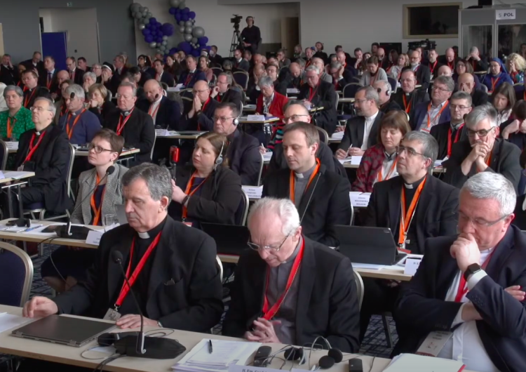 Zgromadzenie synodalne w Pradze Polski głos na zgromadzeniu w Pradze: Nie ulegajmy pokusie budowy innego Kościoła