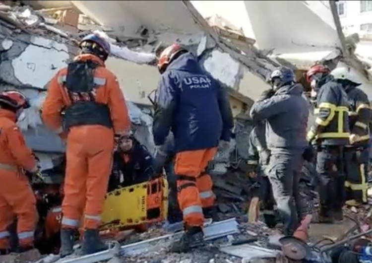 Polscy strażacy w Turcji Polscy strażacy w Turcji. Tak walczą o życie kolejnych osób [WIDEO]