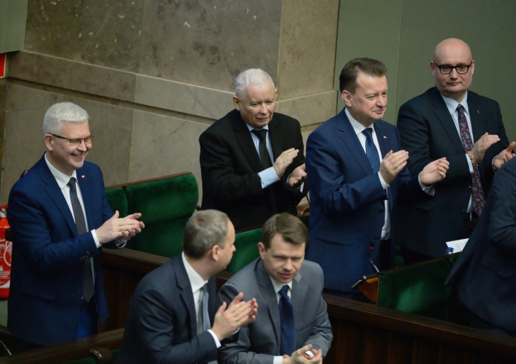 Politycy PiS w Sejmie Samodzielny start partii w wyborach parlamentarnych. Jak chcą głosować Polacy?