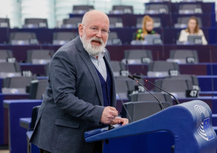 Franz Timmermans Koniec motoryzacji? Timmermans grzmi: „W 2050 r. prawie wszystkie pojazdy muszą być bezemisyjne”