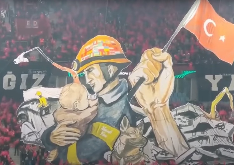 Kibice Trabzonsporu zaprezentowali poruszającą oprawę Kibice z Turcji podziękowali strażakom i ratownikom z Polski. Poruszająca oprawa [WIDEO]